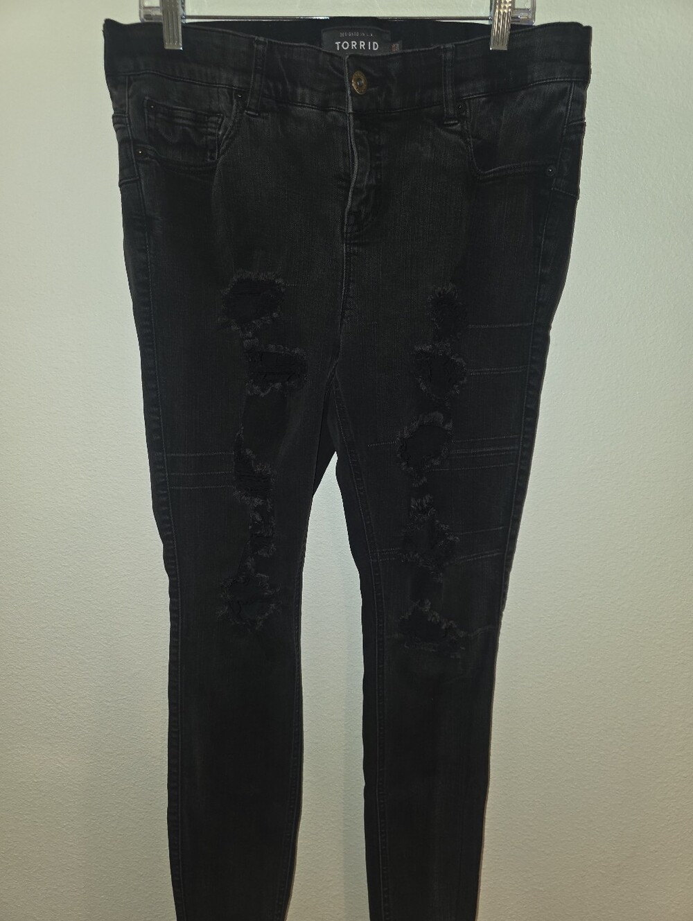 Torrid Bombshell Skinny Jeans Womens 16R Black Distressed Ripped Stretch Denim